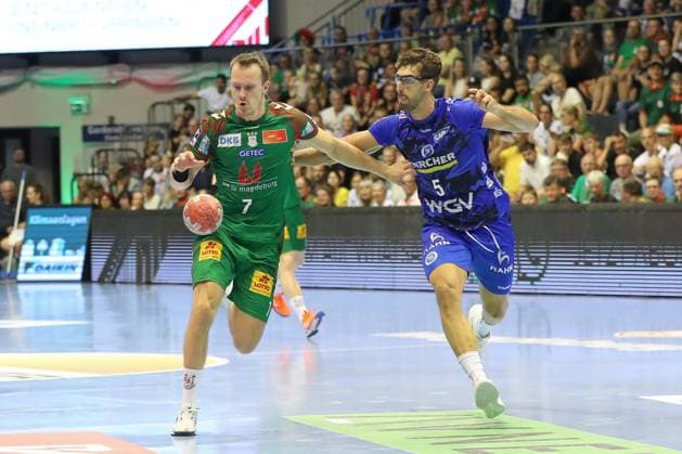 20 08 2025, xgox, Handball Hummel Cup SC Magdeburg TVB Stuttgart emspor, v l Felix Claar Magdeburg, 7 , Antonio Seradilla Stuttgart, 5 duel, duel, fight, tackle Magdeburg