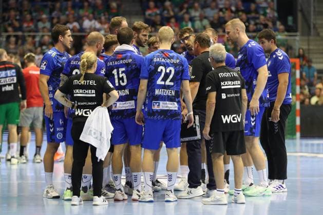 20 08 2025, xgox, Handball Hummel Cup SC Magdeburg TVB Stuttgart emspor, v l Stuttgart in the Magdeburg team circle