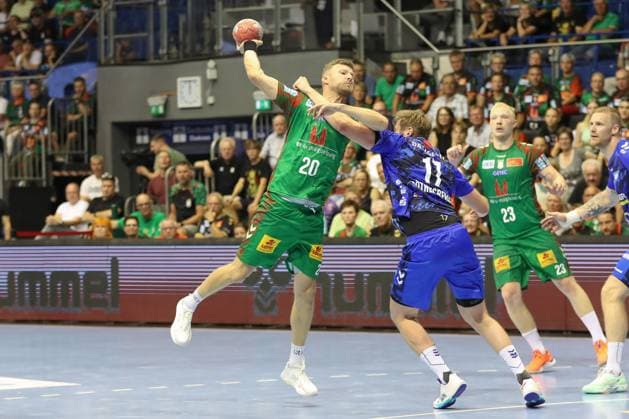 20 08 2025, xgox, Handball Hummel Cup SC Magdeburg TVB Stuttgart emspor, v l Philipp Weber Magdeburg, 20 , Samuel Roethlisberger Röthlisberger, Stuttgart, 17 duel, duel, fight, tackle Magdeburg