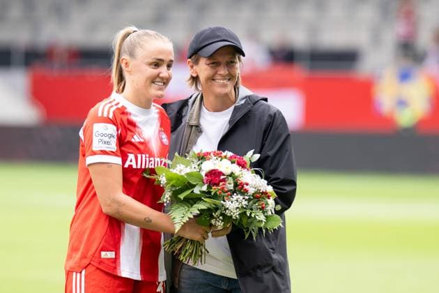 Georgia Stanway 31 FC Bayern Muenchen Frauen is honored by director Bianca Rech FC Bayern, FC Bayern Frauen Muenchen Real Madrid, Google Pixel Frauenbundesliga, Freundschaftsspiel Testspiel, 21 08 25 DFB regulations prohibit any use of photographs as image sequences and or quasi video kolbert press Muenchen Bayern Germany Copyright: xkolbert-press UlrichxGamelx