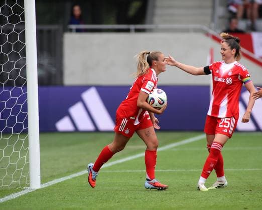 Football, Women, Test match, 2025 2026 season, FC Bayern Munich Real Madrid, Campus 1 0 by Georgia Stanway FC Bayern Munich li via penalty kick, penalty kick, here with Sarah Zadrazil FC Bayern Munich re