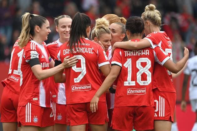 collective goal celebration around Linda DALLMANN FCB after goal to 2 0, cheering,joy,enthusiasm,action, soccer test match FC Bayern Muenchen women Real Madrid on 21 08 2025 FC Bayern Campus Soccer 1 Bundesliga,season 2024 2025