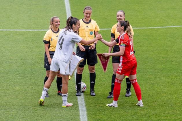 Captains Rocio Galvez Luna Real Madrid CF, 4 and Sarah Zadrazil FC Bayern Muenchen Frauen, 25 exchange the club pennants before the match GER, FC Bayern Muenchen Frauen vs Real Madrid CF, Football, Women, Test match, Season 2025 2026, 21 08 2025 DFL DFB REGULATIONS PROHIBIT ANY USE OF PHOTOGRAPHS as IMAGE SEQUENCES and or QUASI VIDEO GER, FC Bayern Muenchen Frauen vs Real Madrid CF, Football, Women, Test match, Season 2025 2026, 21 08 2025 Muenchen Copyright: xEibner-Pressefoto HeikexFeinerx EP_HFR