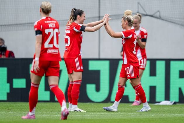 Sarah Zadrazil FC Bayern Muenchen Frauen, 25 celebrates with Linda Dallmann FC Bayern Muenchen Frauen, 10 their goal for 2 0 GER, FC Bayern Muenchen Frauen vs Real Madrid CF, Football, Women, Test match, Season 2025 2026, 21 08 2025 DFL DFB REGULATIONS PROHIBIT ANY USE OF PHOTOGRAPHS as IMAGE SEQUENCES and or QUASI VIDEO GER, FC Bayern Muenchen Frauen vs Real Madrid CF, Football, Women, Women, Test match, Season 2025 2026, 21 08 2025 Muenchen Copyright: xEibner-Pressefoto HeikexFeinerx EP_HFR