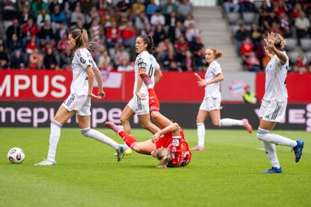Andersson 22 Real Madrid fouls Lea Schueller 11 FC Bayern Muenchen Frauen , which leads to a penalty, FC Bayern Frauen Muenchen Real Madrid, Google Pixel Frauenbundesliga, friendly match test match, 21 08 25 DFB regulations prohibit any use of photographs as image sequences and or quasi video kolbert press Muenchen Bayern Germany Copyright: xkolbert-press UlrichxGamelx