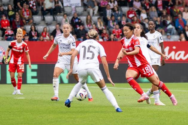 Shei 15 Real Madrid , Momoko Tanikawa 18 FC Bayern Muenchen Frauen im Zweikampf, FC Bayern Frauen Muenchen Real Madrid, Google Pixel Frauenbundesliga, Freundschaftsspiel Testspiel, 21 08 25 DFB regulations prohibit any use of photographs as image sequences and or quasi video kolbert press Muenchen Bayern Germany Copyright: xkolbert-press UlrichxGamelx