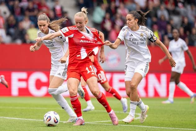 Andersson 22 Real Madrid ,Lea Schueller 11 FC Bayern Muenchen Frauen , Rocio 4 Real Madrid pulls on jersey, FC Bayern Frauen Muenchen Real Madrid, Google Pixel Frauenbundesliga, Freundschaftsspiel Testspiel, 21 08 25 DFB regulations prohibit any use of photographs as image sequences and or quasi video kolbert press Muenchen Bayern Germany Copyright: xkolbert-press UlrichxGamelx