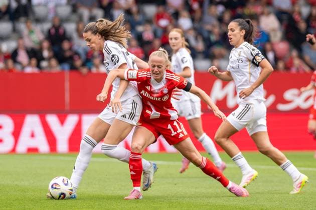 Andersson 22 Real Madrid fouls Lea Schueller 11 FC Bayern Muenchen Frauen , which leads to a penalty, FC Bayern Frauen Muenchen Real Madrid, Google Pixel Frauenbundesliga, friendly match test match, 21 08 25 DFB regulations prohibit any use of photographs as image sequences and or quasi video kolbert press Muenchen Bayern Germany Copyright: xkolbert-press UlrichxGamelx