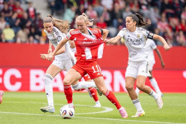 Andersson 22 Real Madrid ,Lea Schueller 11 FC Bayern Muenchen Frauen , Rocio 4 Real Madrid pulls on jersey, FC Bayern Frauen Muenchen Real Madrid, Google Pixel Frauenbundesliga, Freundschaftsspiel Testspiel, 21 08 25 DFB regulations prohibit any use of photographs as image sequences and or quasi video kolbert press Muenchen Bayern Germany Copyright: xkolbert-press UlrichxGamelx