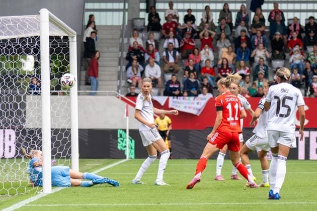 Frohms 13 Real Madrid , cant hold the ball, 2 0, FC Bayern Frauen Muenchen Real Madrid, Google Pixel Frauenbundesliga, Freundschaftsspiel Testspiel, 21 08 25 DFB regulations prohibit any use of photographs as image sequences and or quasi video kolbert press Muenchen Bayern Germany Copyright: xkolbert-press UlrichxGamelx