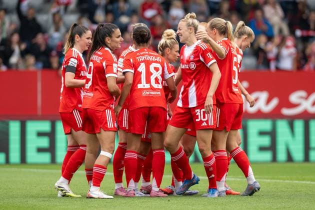 Torjubel Team FC Bayern Muenchen Frauen, FC Bayern Frauen Muenchen Real Madrid, Google Pixel Frauenbundesliga, Freundschaftsspiel Testspiel, 21 08 25 DFB regulations prohibit any use of photographs as image sequences and or quasi video kolbert press Muenchen Bayern Germany Copyright: xkolbert-press UlrichxGamelx