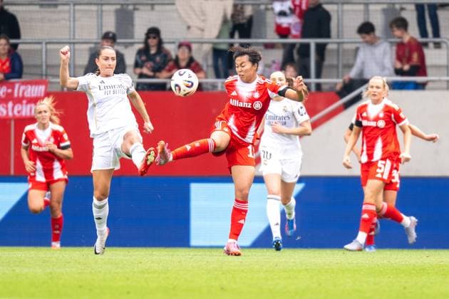 Momoko Tanikawa 18 FC Bayern Muenchen Frauen im Zweikampf, FC Bayern Frauen Muenchen Real Madrid, Google Pixel Frauenbundesliga, Freundschaftsspiel Testspiel, 21 08 25 DFB regulations prohibit any use of photographs as image sequences and or quasi video kolbert press Muenchen Bayern Germany Copyright: xkolbert-press UlrichxGamelx