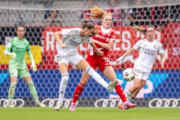 Andersson 22 Real Madrid in duel with Stine Ballisager 3 FC Bayern Muenchen Frauen , FC Bayern Frauen Muenchen Real Madrid, Google Pixel Frauenbundesliga, Freundschaftsspiel Testspiel, 21 08 25 DFB regulations prohibit any use of photographs as image sequences and or quasi video kolbert press Muenchen Bayern Germany Copyright: xkolbert-press UlrichxGamelx