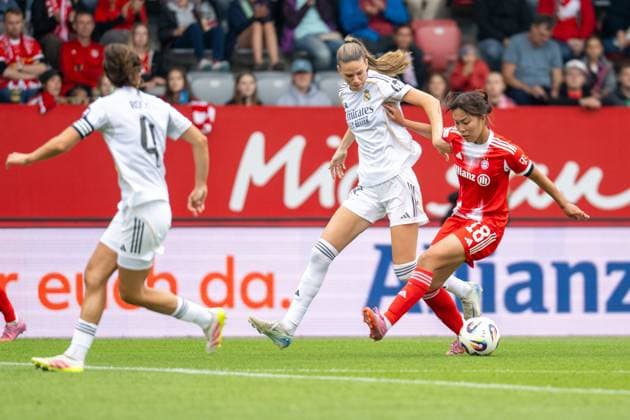Andersson 22 Real Madrid in duel with Momoko Tanikawa 18 FC Bayern Muenchen Frauen , FC Bayern Frauen Muenchen Real Madrid, Google Pixel Frauenbundesliga, Freundschaftsspiel Testspiel, 21 08 25 DFB regulations prohibit any use of photographs as image sequences and or quasi video kolbert press Muenchen Bayern Germany Copyright: xkolbert-press UlrichxGamelx