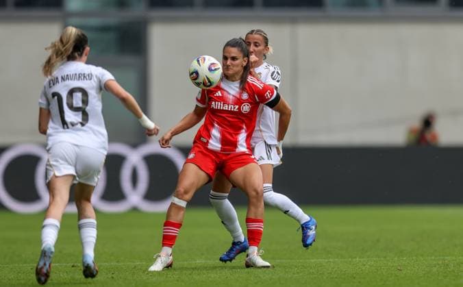 DEU, München, FC Bayern München vs Real Madrid, Testspiel, DFB, FC Bayern Campus, Saison 25 26, im Bild v l n r Jovana Damnjanović Bayern München 9 , Sheila Garcia Real Madrid 15 DFB DFL REGULATIONS PROHIBIT ANY USE OF PHOTOGRAPHS AS IMAGE SEQUENCES AND OR QUASI VIDEO, 21 08 2025, Copyright: HMBxMedia HendrikxHamelau