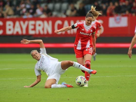 Football, Women, Test match, 2025 2026 season, FC Bayern Munich Real Madrid, Campus Ingrid Filippa Angeldahl Real Madrid left with Sarah Zadrazil FC Bayern Munich right in a duel for the ball