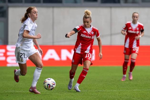 Holmgaard 21 Real Madrid , in duel with Linda Dallmann 10 FC Bayern Muenchen Frauen , FC Bayern Frauen Muenchen Real Madrid, Google Pixel Frauenbundesliga, Freundschaftsspiel Testspiel, 21 08 25 DFB regulations prohibit any use of photographs as image sequences and or quasi video kolbert press Muenchen Bayern Germany Copyright: xkolbert-press UlrichxGamelx