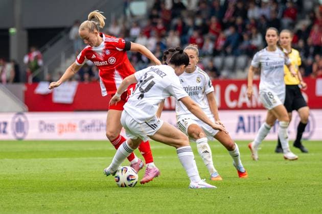 Lea Schueller 11 FC Bayern Muenchen Frauen in duel with M Mendez 14 Real Madrid , FC Bayern Frauen Muenchen Real Madrid, Google Pixel Frauenbundesliga, Freundschaftsspiel Testspiel, 21 08 25 DFB regulations prohibit any use of photographs as image sequences and or quasi video kolbert press Muenchen Bayern Germany Copyright: xkolbert-press UlrichxGamelx