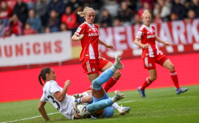 DEU, München, FC Bayern München vs Real Madrid, Testspiel, DFB, FC Bayern Campus, Saison 25 26, im Bild Lea Schüller Bayern München 11 DFB DFL REGULATIONS PROHIBIT ANY USE OF PHOTOGRAPHS AS IMAGE SEQUENCES AND OR QUASI VIDEO, 21 08 2025, Copyright: HMBxMedia HendrikxHamelau