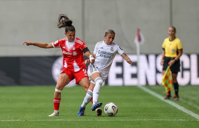 DEU, München, FC Bayern München vs Real Madrid, Testspiel, DFB, FC Bayern Campus, Saison 25 26, im Bild v l n r Zweikampf Jovana Damnjanović Bayern München 9 , Eva Navarro Real Madrid 19 DFB DFL REGULATIONS PROHIBIT ANY USE OF PHOTOGRAPHS AS IMAGE SEQUENCES AND OR QUASI VIDEO, 21 08 2025, Copyright: HMBxMedia HendrikxHamelau