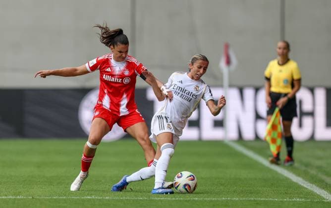 DEU, München, FC Bayern München vs Real Madrid, Testspiel, DFB, FC Bayern Campus, Saison 25 26, im Bild v l n r Zweikampf Jovana Damnjanović Bayern München 9 , Eva Navarro Real Madrid 19 DFB DFL REGULATIONS PROHIBIT ANY USE OF PHOTOGRAPHS AS IMAGE SEQUENCES AND OR QUASI VIDEO, 21 08 2025, Copyright: HMBxMedia HendrikxHamelau