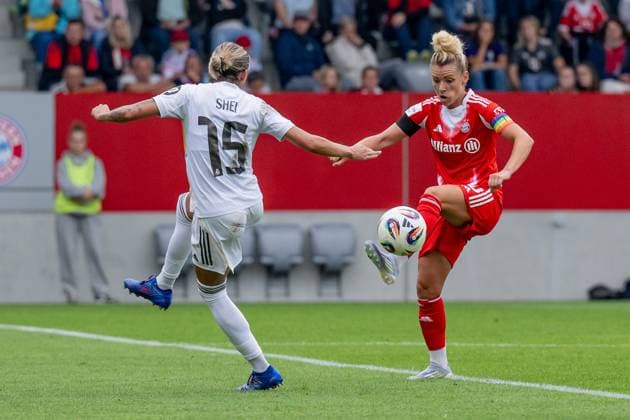 Fight for the ball duel between Sheila Garcia Real Madrid CF, 15 and Linda Dallmann FC Bayern Muenchen Frauen, 10 GER, FC Bayern Muenchen Frauen vs Real Madrid CF, Football, Women, Test match, Season 2025 2026, 21 08 2025 DFL DFB REGULATIONS PROHIBIT ANY USE OF PHOTOGRAPHS as IMAGE SEQUENCES and or QUASI VIDEO GER, FC Bayern Muenchen Frauen vs Real Madrid CF, Football, Women, Women, Test match, Season 2025 2026, 21 08 2025 Muenchen Copyright: xEibner-Pressefoto HeikexFeinerx EP_HFR
