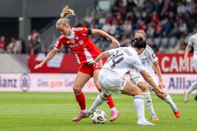 Lea Schueller 11 FC Bayern Muenchen Frauen in duel with M Mendez 14 Real Madrid , FC Bayern Frauen Muenchen Real Madrid, Google Pixel Frauenbundesliga, Freundschaftsspiel Testspiel, 21 08 25 DFB regulations prohibit any use of photographs as image sequences and or quasi video kolbert press Muenchen Bayern Germany Copyright: xkolbert-press UlrichxGamelx