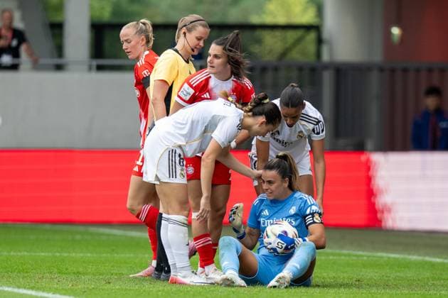 Athena 7 Real Madrid sitz auf dem Rasen, die Kolleginen fragen ob Sie verletzt ist, FC Bayern Frauen Muenchen Real Madrid, Google Pixel Frauenbundesliga, Freundschaftsspiel Testspiel, 21 08 25 DFB regulations prohibit any use of photographs as image sequences and or quasi video kolbert press Muenchen Bayern Deutschland Copyright: xkolbert-press UlrichxGamelx