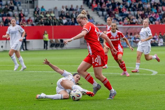 Fight for the ball duel between Antonia Silva Real Madrid CF, 2 and Alara Sehitler FC Bayern Muenchen Frauen, 14 GER, FC Bayern Muenchen Frauen vs Real Madrid CF, Football, Women, Test match, Season 2025 2026, 21 08 2025 DFL DFB REGULATIONS PROHIBIT ANY USE OF PHOTOGRAPHS as IMAGE SEQUENCES and or QUASI VIDEO GER, FC Bayern Muenchen Frauen vs Real Madrid CF, Football, Women, Women, Test match, Season 2025 2026, 21 08 2025 Muenchen Copyright: xEibner-Pressefoto HeikexFeinerx EP_HFR