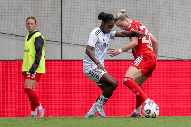 Linda C 18 Real Madrid in a duel with Franziska Kett 20 FC Bayern Muenchen Frauen , FC Bayern Frauen Muenchen Real Madrid, Google Pixel Frauenbundesliga, Freundschaftsspiel Testspiel, 21 08 25 DFB regulations prohibit any use of photographs as image sequences and or quasi video kolbert press Muenchen Bayern Germany Copyright: xkolbert-press UlrichxGamelx