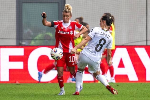Linda Dallmann 10 FC Bayern Muenchen Frauen im Zweikampf mit Daebritz 8 Real Madrid , FC Bayern Frauen Muenchen Real Madrid, Google Pixel Frauenbundesliga, Freundschaftsspiel Testspiel, 21 08 25 DFB regulations prohibit any use of photographs as image sequences and or quasi video kolbert press Muenchen Bayern Germany Copyright: xkolbert-press UlrichxGamelx