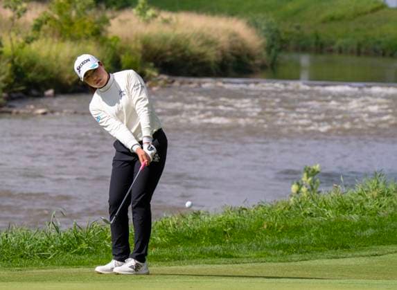 August 21, 2025, Mississauga, On, CANADA: Rio Takeda of Japan chips onto the 9th green in the first round of the Canadian Women s Open at Mississauga Golf and Country Club in Mississauga, Ont., on Thursday, Aug. 21, 2025. Canada News - August 21, 2025  - ZUMAc35_ 20250821_zaf_c35_008 Copyright: xFrankxGunnx