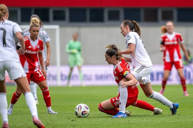 Sarah Zadrazil 25 FC Bayern Muenchen Frauen im Zweikampf, FC Bayern Frauen Muenchen Real Madrid, Google Pixel Frauenbundesliga, Freundschaftsspiel Testspiel, 21 08 25 DFB regulations prohibit any use of photographs as image sequences and or quasi video kolbert press Muenchen Bayern Germany Copyright: xkolbert-press UlrichxGamelx