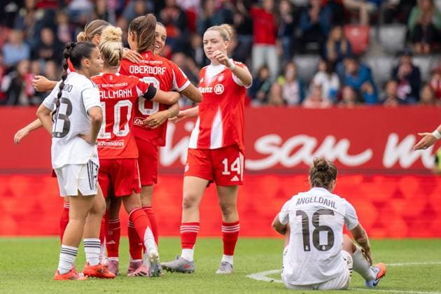 Goal celebration FC Bayern Frauen zum 4 1, FC Bayern Frauen Muenchen Real Madrid, Google Pixel Frauenbundesliga, Freundschaftsspiel Testspiel, 21 08 25 DFB regulations prohibit any use of photographs as image sequences and or quasi video kolbert press Muenchen Bayern Germany Copyright: xkolbert-press UlrichxGamelx
