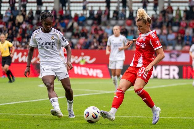 Linda C 18 Real Madrid in duel with Linda Dallmann 10 FC Bayern Muenchen Frauen , FC Bayern Frauen Muenchen Real Madrid, Google Pixel Frauenbundesliga, Freundschaftsspiel Testspiel, 21 08 25 DFB regulations prohibit any use of photographs as image sequences and or quasi video kolbert press Muenchen Bayern Germany Copyright: xkolbert-press UlrichxGamelx