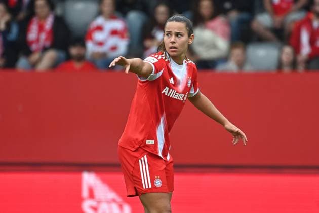 Lena OBERDORF FCB , gestures,gives instructions,action,single image,cropped single motif,half figure,half figure soccer test match FC Bayern Muenchen women Real Madrid 4 1 on 21 08 2025 FC Bayern Campus Soccer 1 Bundesliga,season 2024 2025