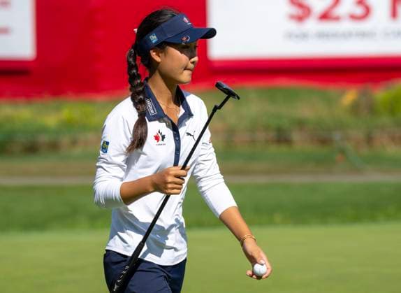 August 21, 2025, Mississauga, On, CANADA: Aphrodite Deng of Canada waves to the crowd with her putter on the 12th green, in the first round of the Canadian Women s Open at Mississauga Golf and Country Club, in Mississauga, Ont., on Thursday, Aug. 21, 2025. Canada News - August 21, 2025  - ZUMAc35_ 20250821_zaf_c35_014 Copyright: xFrankxGunnx