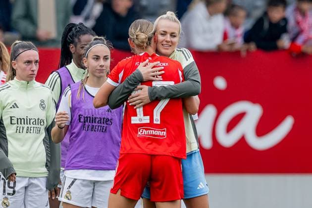 Hug from Klara Buehl FC Bayern Muenchen Frauen, 17 and Merle Frohms Torhueterin, Real Madrid CF, 13 after the end of the match GER, FC Bayern Muenchen Frauen vs Real Madrid CF, Football, Women, Test match, Season 2025 2026, 21 08 2025 DFL DFB REGULATIONS PROHIBIT ANY USE OF PHOTOGRAPHS as IMAGE SEQUENCES and or QUASI VIDEO GER, FC Bayern Muenchen Frauen vs Real Madrid CF, Football, Women, Women, Test match, Season 2025 2026, 21 08 2025 Muenchen Copyright: xEibner-Pressefoto HeikexFeinerx EP_HFR