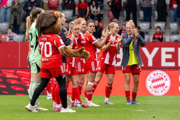 FC Bayern Frauen bei Ihren Fans feiern das 4 1, FC Bayern Frauen Muenchen Real Madrid, Google Pixel Frauenbundesliga, Freundschaftsspiel Testspiel, 21 08 25 DFB regulations prohibit any use of photographs as image sequences and or quasi video kolbert press Muenchen Bayern Deutschland Copyright: xkolbert-press UlrichxGamelx