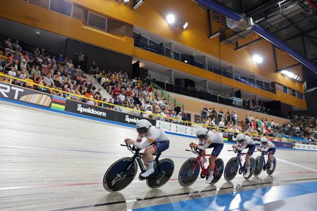 2025 UCI Junior Track World Championships Picture by Alex Whitehead SWpix.com - 21 08 2025 - Cycling - 2025 UCI Junior Track World Championships - Omnisport, Apeldoorn, Netherlands - Women Team Pursuit Round 1 - Abigail Miller (Great Britain)(Front), Erin Boothman (Great Britain), Evie Smith (Great Britain), Phoebe Taylor (Great Britain) Copyright: x xSWpix.comx(t axPhotographyxHubxLtd)xAlexxWhitehead SWpix.comx SWP-3030-0794