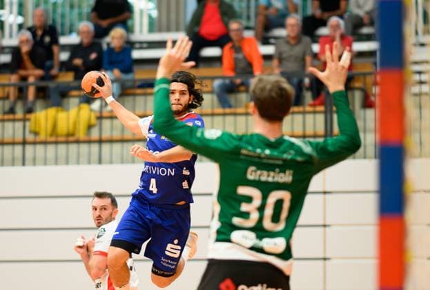 Tim Matthes HBW Balingen Weilstetten, 14 on throw, Leonard Grazioli Pfadi Winterthur, 30, Goalkeeper without a chance, HBW Balingen vs Pfadi Winterthur, Handball, Test match, Season 2025 2026, 21 08 2025 Eibner Pressefoto Andreas Ulmer HBW Balingen vs Pfadi Winterthur, Handball, Test match, Season 2025 2026, 21 08 2025 Balingen Copyright: xEibner-Pressefoto AndreasxUlmerx EP_AUR