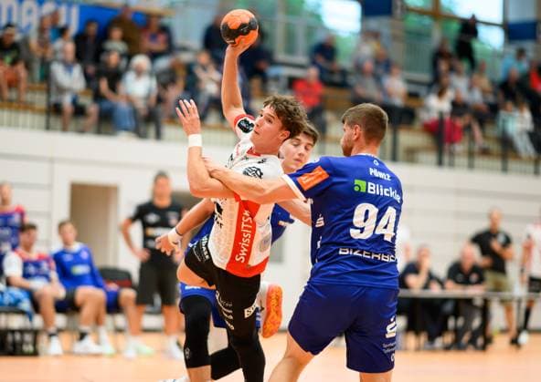 Tiago Cuencas Pfadi Winterthur, 5 on throw, Georg Poehle, HBW Balingen Weilstetten, 94 comes too late, HBW Balingen vs Pfadi Winterthur, Handball, Test match, Season 2025 2026, 21 08 2025 Eibner Pressefoto Andreas Ulmer HBW Balingen vs Pfadi Winterthur, Handball, Test match, Season 2025 2026, 21 08 2025 Balingen Copyright: xEibner-Pressefoto AndreasxUlmerx EP_AUR
