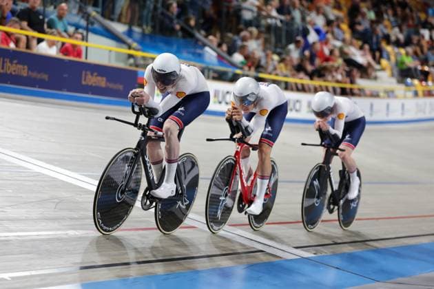 2025 UCI Junior Track World Championships Picture by Alex Whitehead SWpix.com - 21 08 2025 - Cycling - 2025 UCI Junior Track World Championships - Omnisport, Apeldoorn, Netherlands - Men Team Pursuit Final for Gold - Henry Hobbs (Great Britain), Max Hinds (Great Britain), Daniel Thompson (Great Britain) Copyright: x xSWpix.comx(t axPhotographyxHubxLtd)xAlexxWhitehead SWpix.comx SWP-3030-0809