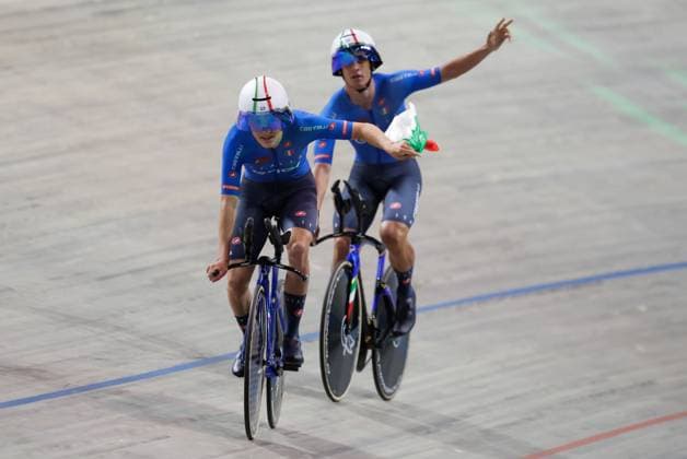 2025 UCI Junior Track World Championships Picture by Alex Whitehead SWpix.com - 21 08 2025 - Cycling - 2025 UCI Junior Track World Championships - Omnisport, Apeldoorn, Netherlands - Men Team Pursuit Final for Gold - Riccardo Colombo (Italy), Alessio Magagnotti (Italy), Francesco Matteoli (Italy) celebrates winning the Gold Medal Copyright: x xSWpix.comx(t axPhotographyxHubxLtd)xAlexxWhitehead SWpix.comx SWP-3030-0813