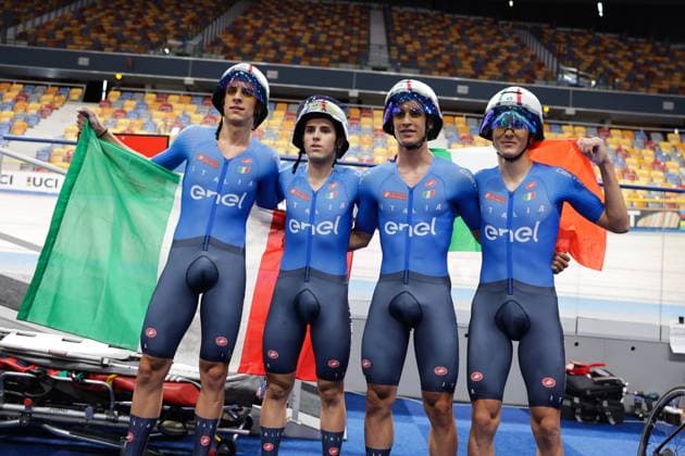 2025 UCI Junior Track World Championships Picture by Alex Whitehead SWpix.com - 21 08 2025 - Cycling - 2025 UCI Junior Track World Championships - Omnisport, Apeldoorn, Netherlands - Men Team Pursuit Final for Gold - Riccardo Colombo (Italy), Francesco Cornacchini (Italy), Alessio Magagnotti (Italy), Francesco Matteoli (Italy) celebrates winning the Gold Medal Copyright: x xSWpix.comx(t axPhotographyxHubxLtd)xAlexxWhitehead SWpix.comx SWP-3030-0816