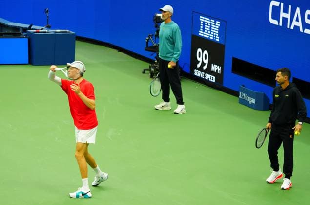 Jannik Sinner practices with coaches Darren Cahill and Simone Vagnozzi 2025 US Open, Thursday Previews, USTA Billie Jean King National Tennis Center, New York, USA - 21 Aug 2025New York Flushing Meadows  Copyright: xJavierxGarcia Shutterstockx 15450990ab