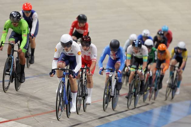 2025 UCI Junior Track World Championships Picture by Alex Whitehead SWpix.com - 21 08 2025 - Cycling - 2025 UCI Junior Track World Championships - Omnisport, Apeldoorn, Netherlands - Men Scratch Race Final - Albie Jones (Great Britain), Karol Grzadziel (Poland) Copyright: x xSWpix.comx(t axPhotographyxHubxLtd)xAlexxWhitehead SWpix.comx SWP-3030-0822