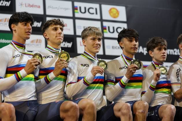 2025 UCI Junior Track World Championships Picture by Alex Whitehead SWpix.com - 21 08 2025 - Cycling - 2025 UCI Junior Track World Championships - Omnisport, Apeldoorn, Netherlands - Men Team Pursuit Podium - Riccardo Colombo (Italy), Francesco Cornacchini (Italy), Alessio Magagnotti (Italy), Francesco Matteoli (Italy), Federico Saccani (Italy) wins the Gold Medal and Rainbow Jersey Copyright: x xSWpix.comx(t axPhotographyxHubxLtd)xAlexxWhitehead SWpix.comx SWP-3030-0841