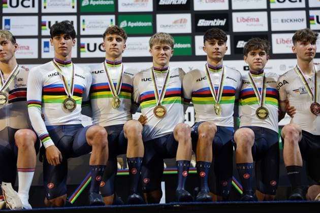 2025 UCI Junior Track World Championships Picture by Alex Whitehead SWpix.com - 21 08 2025 - Cycling - 2025 UCI Junior Track World Championships - Omnisport, Apeldoorn, Netherlands - Men Team Pursuit Podium - Riccardo Colombo (Italy), Francesco Cornacchini (Italy), Alessio Magagnotti (Italy), Francesco Matteoli (Italy), Federico Saccani (Italy) wins the Gold Medal and Rainbow Jersey Copyright: x xSWpix.comx(t axPhotographyxHubxLtd)xAlexxWhitehead SWpix.comx SWP-3030-0851