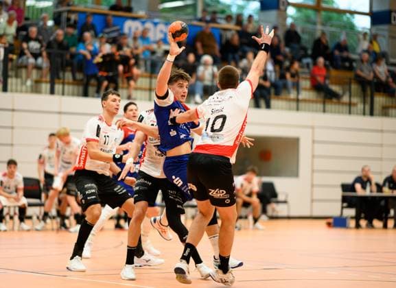 Magnus Grupe HBW Balingen Weilstetten, 8 , at the circle supported by Ivan Simic Pfadi Winterthur, 10 , HBW Balingen vs Pfadi Winterthur, handball, test match, season 2025 2026, 21 08 2025 Eibner Pressefoto Andreas Ulmer HBW Balingen vs Pfadi Winterthur, handball, test match, season 2025 2026, 21 08 2025 Balingen Copyright: xEibner-Pressefoto AndreasxUlmerx EP_AUR
